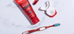 Auf dem Bild sind Zahnreinigungsprodukte von Colgate zu sehen.