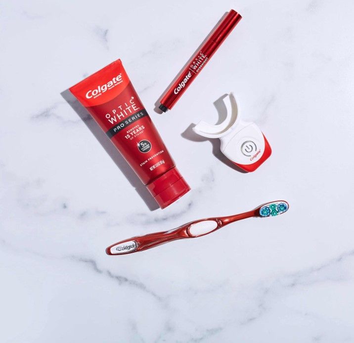 Auf dem Bild sind Zahnreinigungsprodukte von Colgate zu sehen.