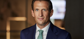 Auf dem Bild ist Dominikus Wagner, der Mitgründer und Fondsmanager von Wagner und Florack zu sehen