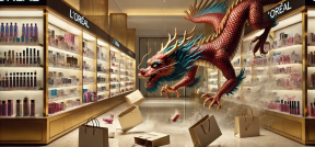 KI Bild in dem ein Löwe durch eine L'Oréal Boutique fliegt. Auf dem Boden sind Einkaufstaschen.