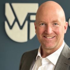 Auf dem Bild ist Christian Florack der Mitgründer und Miteigentümer von der Wagner & Florack Vermögensverwaltung zu sehen.