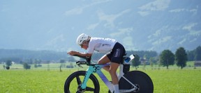 Triathletin Daniela Bleymehl auf einem Fahrrad beim Ironman.