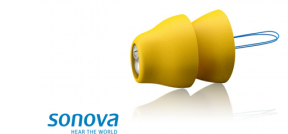 Auf dem Bild ist ein gelbes Sonova Hörgerät zu sehen.