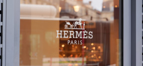 Auf dem Bild ist das Logo von Hermès (einer Luxusgütermarke) zu sehen