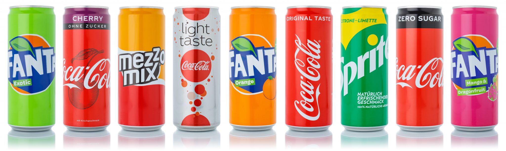 Auf dem Bild sind verschiedene Softgetränke in Dosen von Fanta, Coca-Cola, Sprite und Mezzo Mix zu sehen.