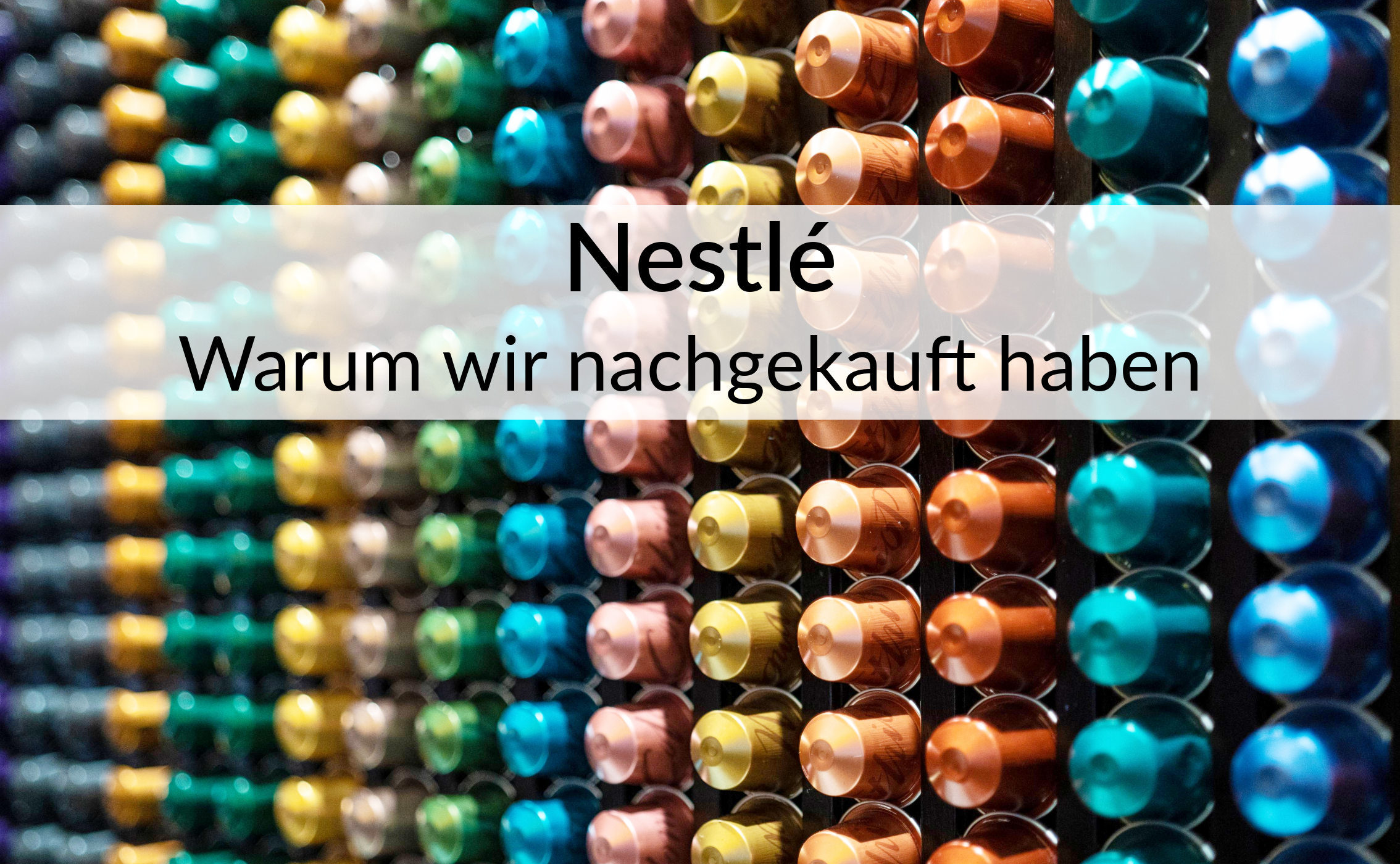 Auf dem Bild sind viele Nestlé Kaffepods zu sehen.