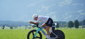Triathletin Daniela Bleymehl auf einem Fahrrad beim Ironman.