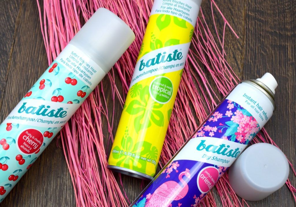 Auf dem Bild ist das Trockenshampoo der Marke Batiste dreimal zu sehen