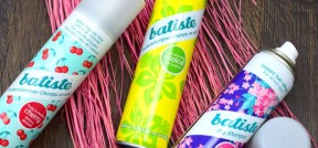 Auf dem Bild ist das Trockenshampoo der Marke Batiste dreimal zu sehen