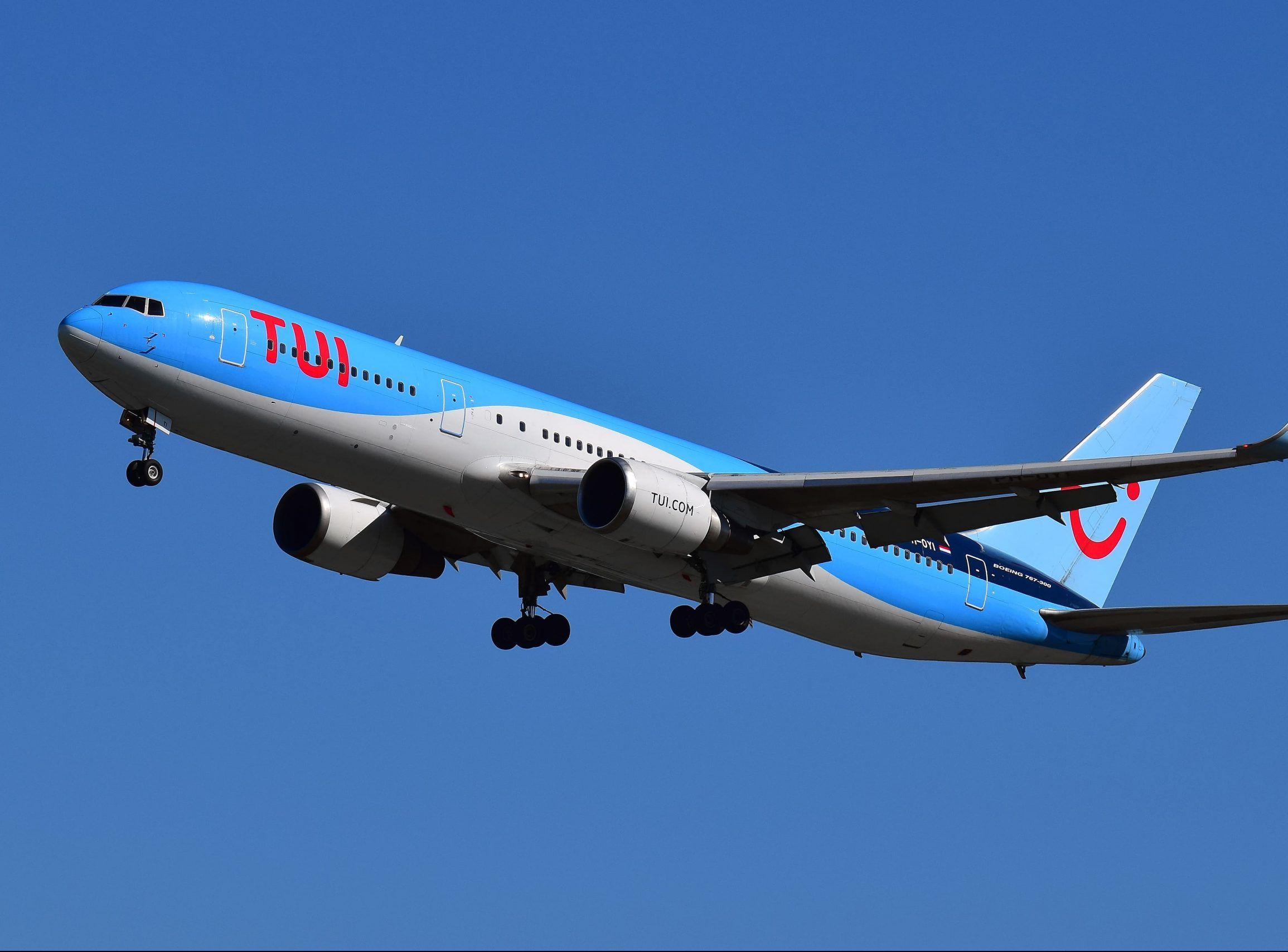 Auf dem Bild ist ein Flieger der TUI Fluggesellscháft zu sehen.