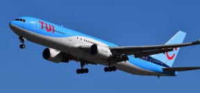Auf dem Bild ist ein Flieger der TUI Fluggesellscháft zu sehen.