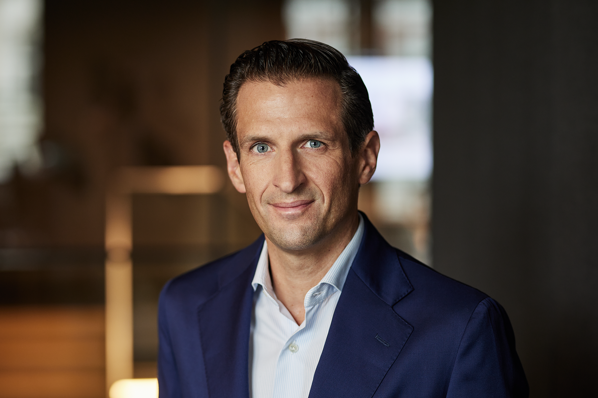 Auf dem Bild ist Dominikus Wagner, der Mitgründer und Fondsmanager von Wagner und Florack zu sehen