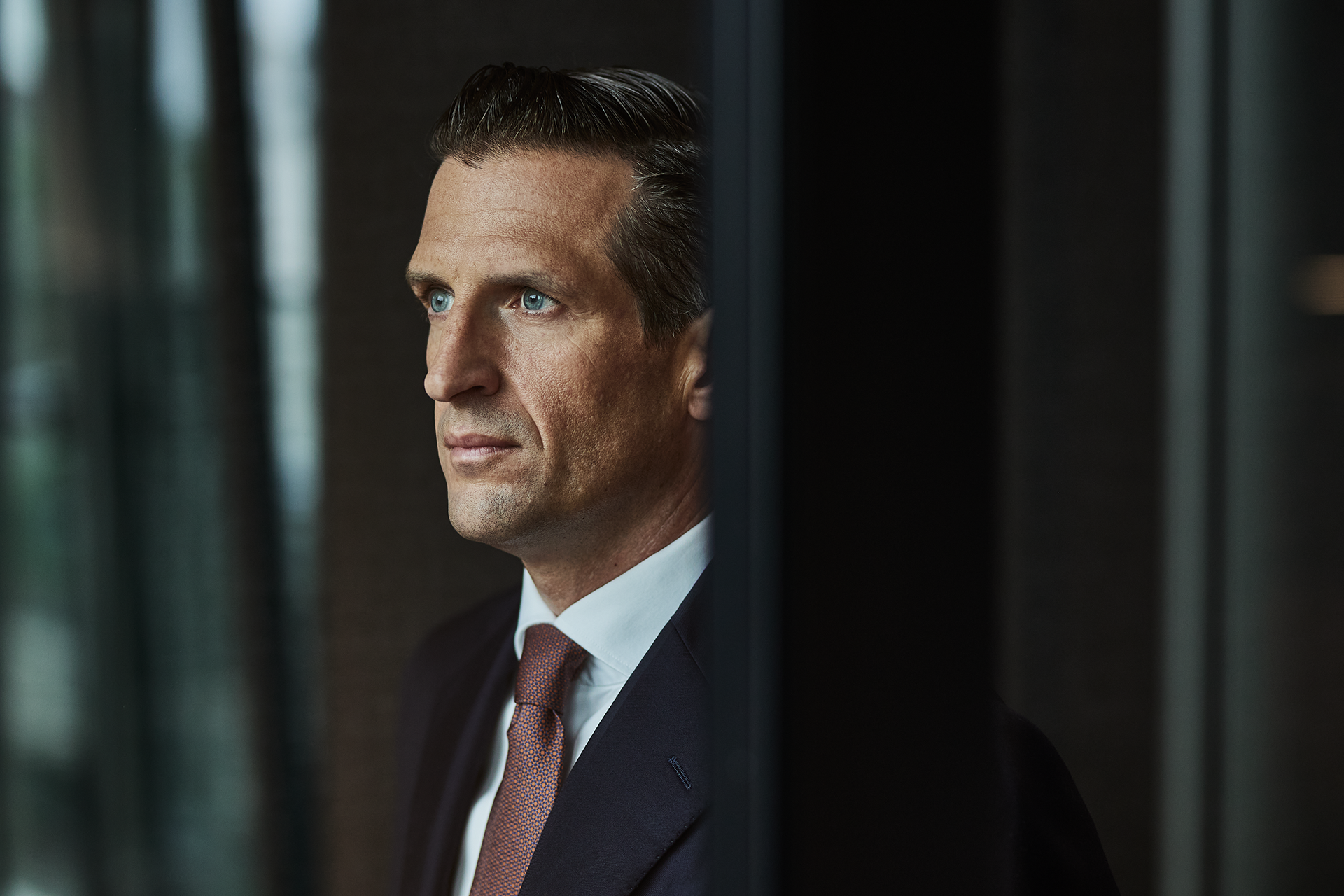 Auf dem Bild ist Dominikus Wagner, der Mitgründer und Fondsmanager von Wagner und Florack zu sehen