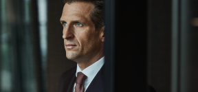 Auf dem Bild ist Dominikus Wagner, der Mitgründer und Fondsmanager von Wagner und Florack zu sehen