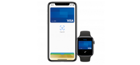 Auf dem Bild sind ein IPhone und eine Apple Watch zu sehen. Auf beiden ist die mobile Bezahlmöglichkeit über Visa zu sehen.