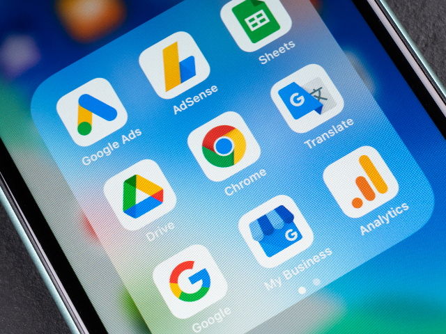 Nahaufnahme eines Smartphone-Bildschirms, der die Google-App-Icons in einem Ordner auf dem Homescreen anzeigt.