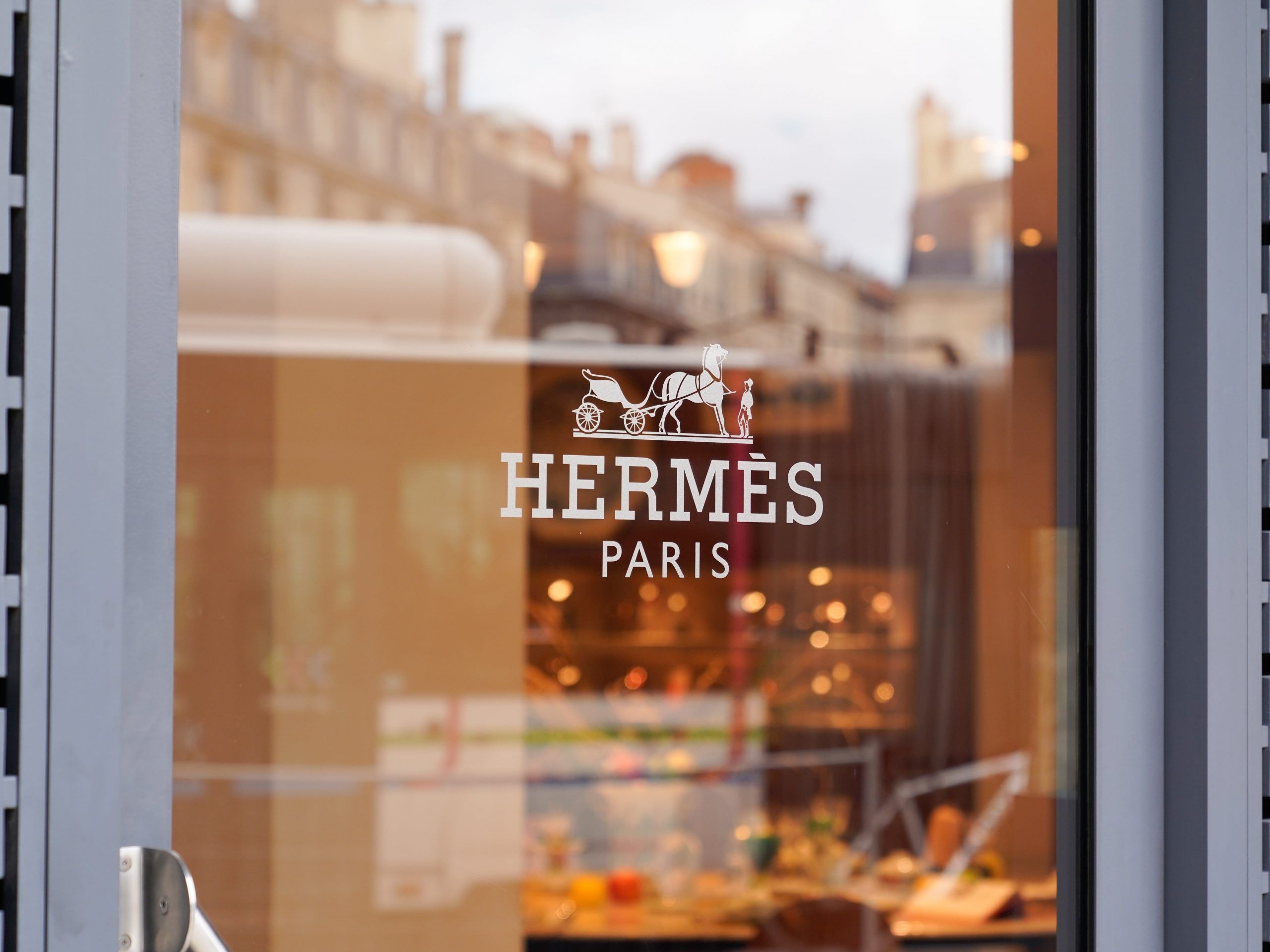 Auf dem Bild ist das Logo von Hermès (einer Luxusgütermarke) zu sehen