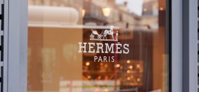 Auf dem Bild ist das Logo von Hermès (einer Luxusgütermarke) zu sehen