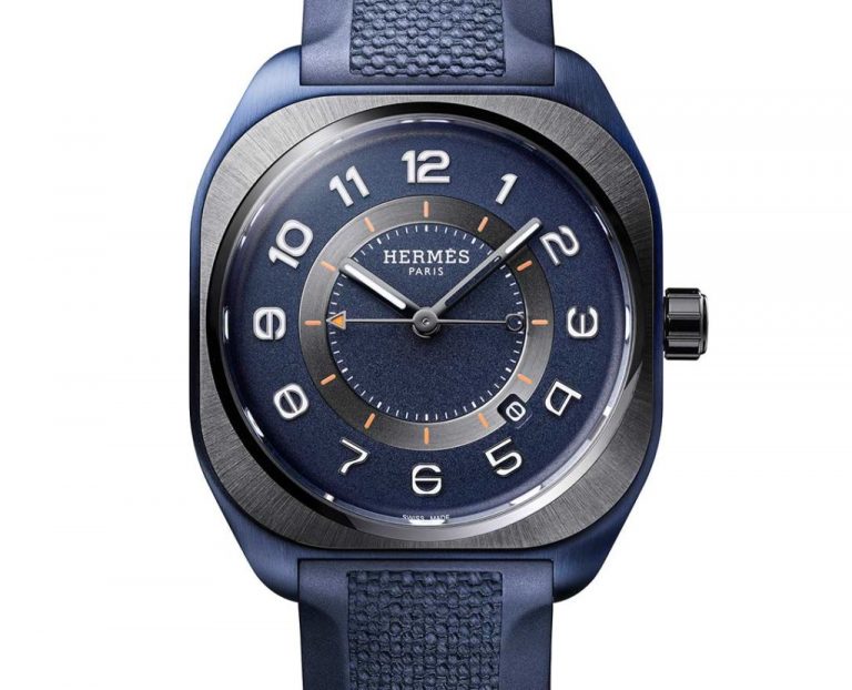 Das Bild zeigt eine Armbanduhr von Hermès in dunkelblau.