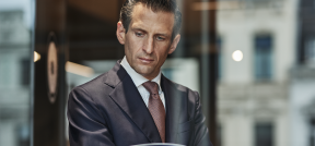 Auf dem Bild ist Dominikus Wagner, der Mitgründer und Fondsmanager von Wagner und Florack zu sehen