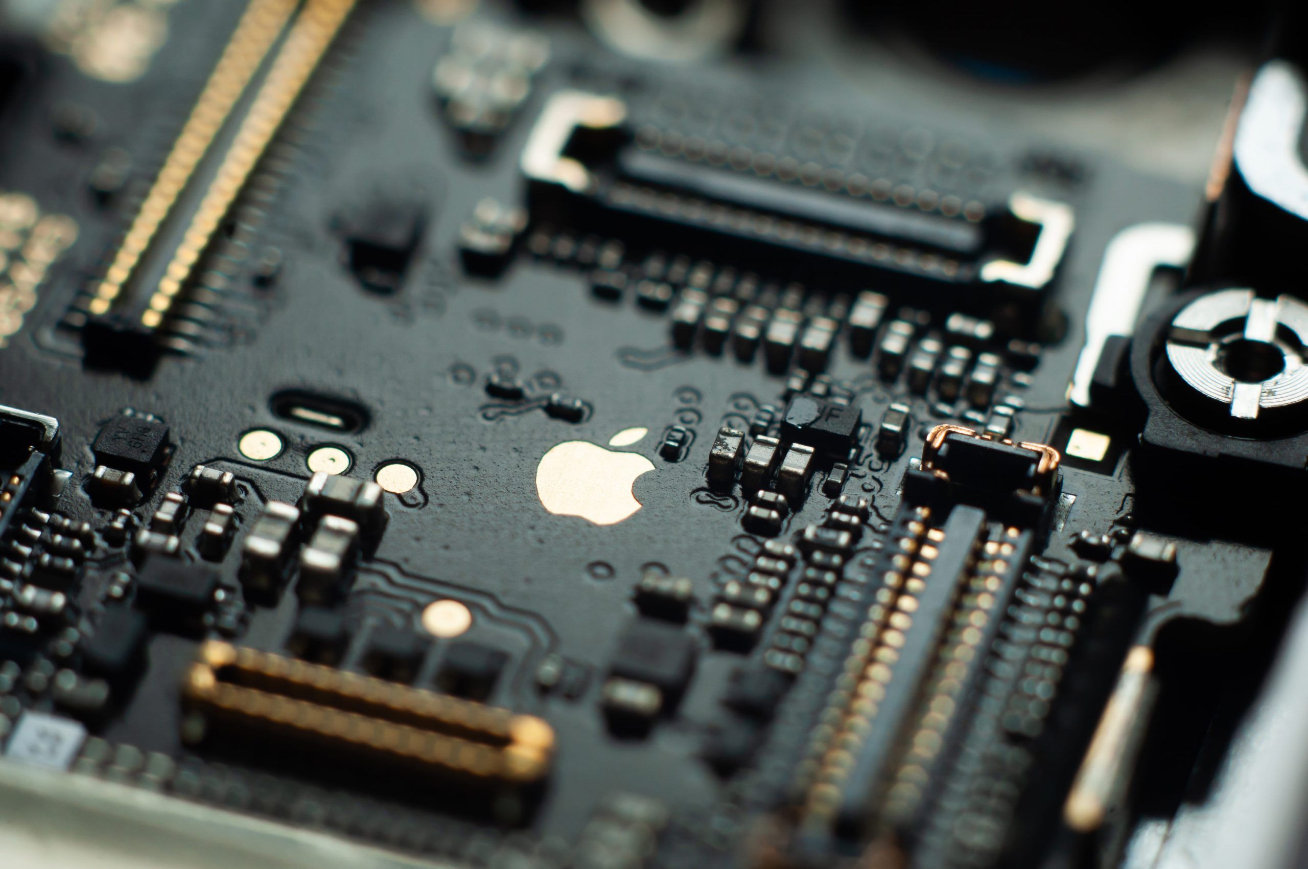 Auf dem Bild ist ein Teil eines CPU-Prozessors  mit dem Apple Logo in der Mitte zu sehen.