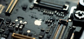 Auf dem Bild ist ein Teil eines CPU-Prozessors  mit dem Apple Logo in der Mitte zu sehen.