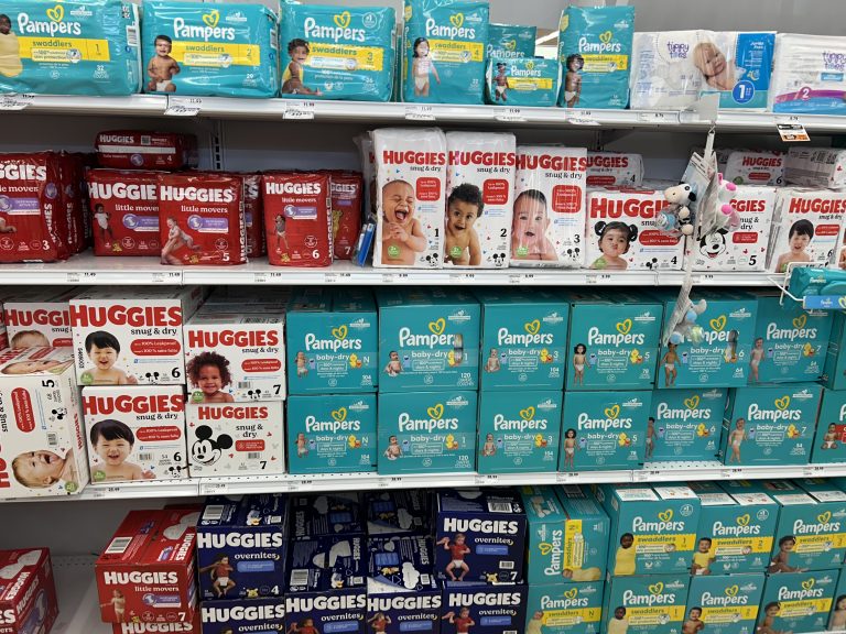 Supermarktregal Amerika Das Bild zeigt ein Regal in einem amerikanischem Supermarkt mit Windeln verschiedener Marken.