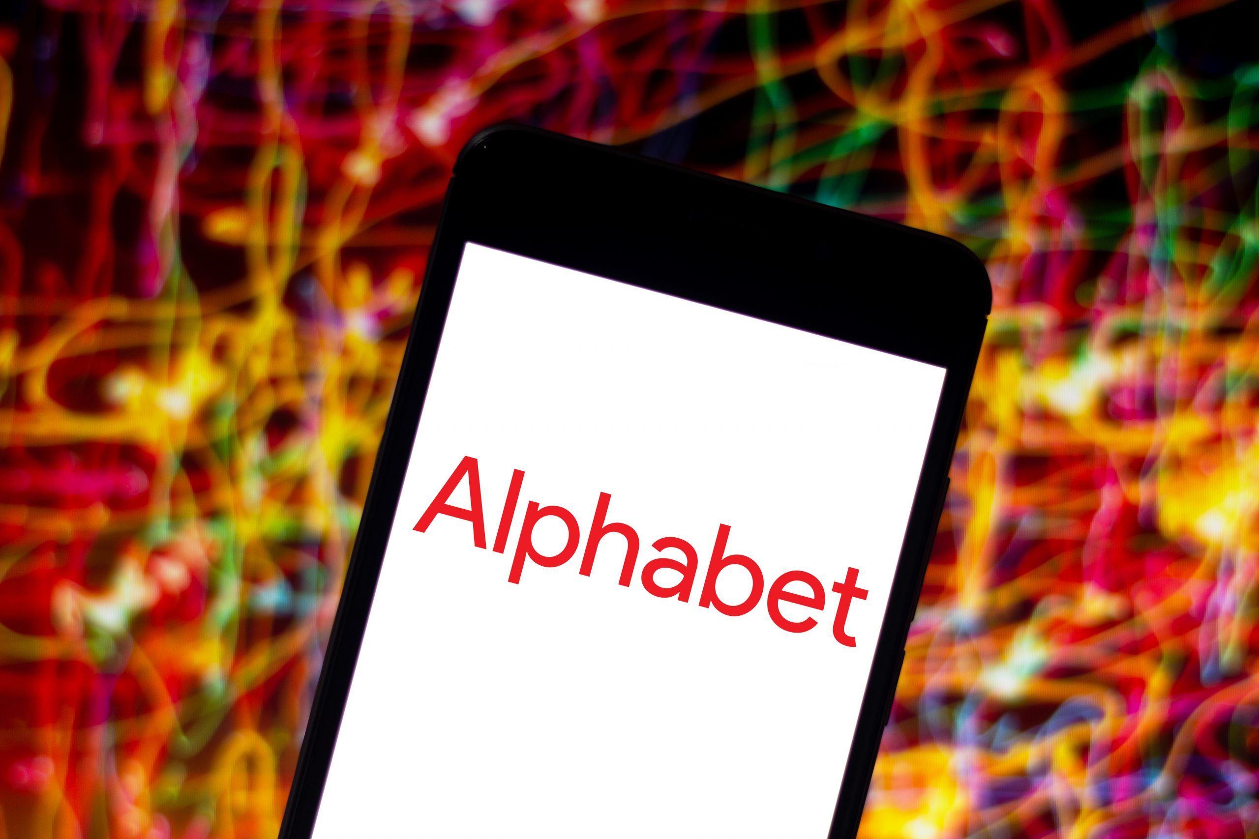 Auf dem Bild ist das Alphabet Logo auf einem Handybildschirm zu sehen.