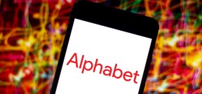 Auf dem Bild ist das Alphabet Logo auf einem Handybildschirm zu sehen.
