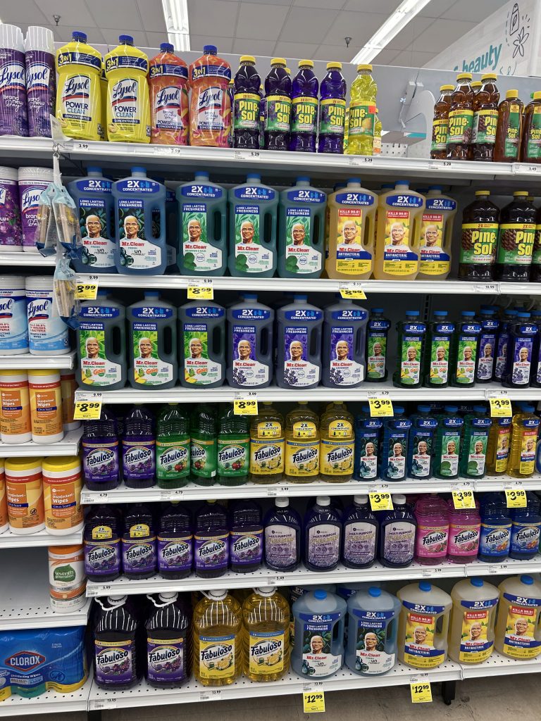 Supermarktregal Allzweckreiniger Das Bild zeigt ein Supermarktregal in Amerika mit Allzweckreinigern,