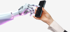 KI Bild auf dem eine Menschenhand einer Roboterhand das Handy zum Benutzen hin hält.