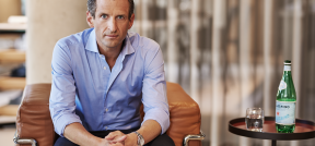 Auf dem Bild ist Dominikus Wagner, der Mitgründer und Fondsmanager von Wagner und Florack zu sehen