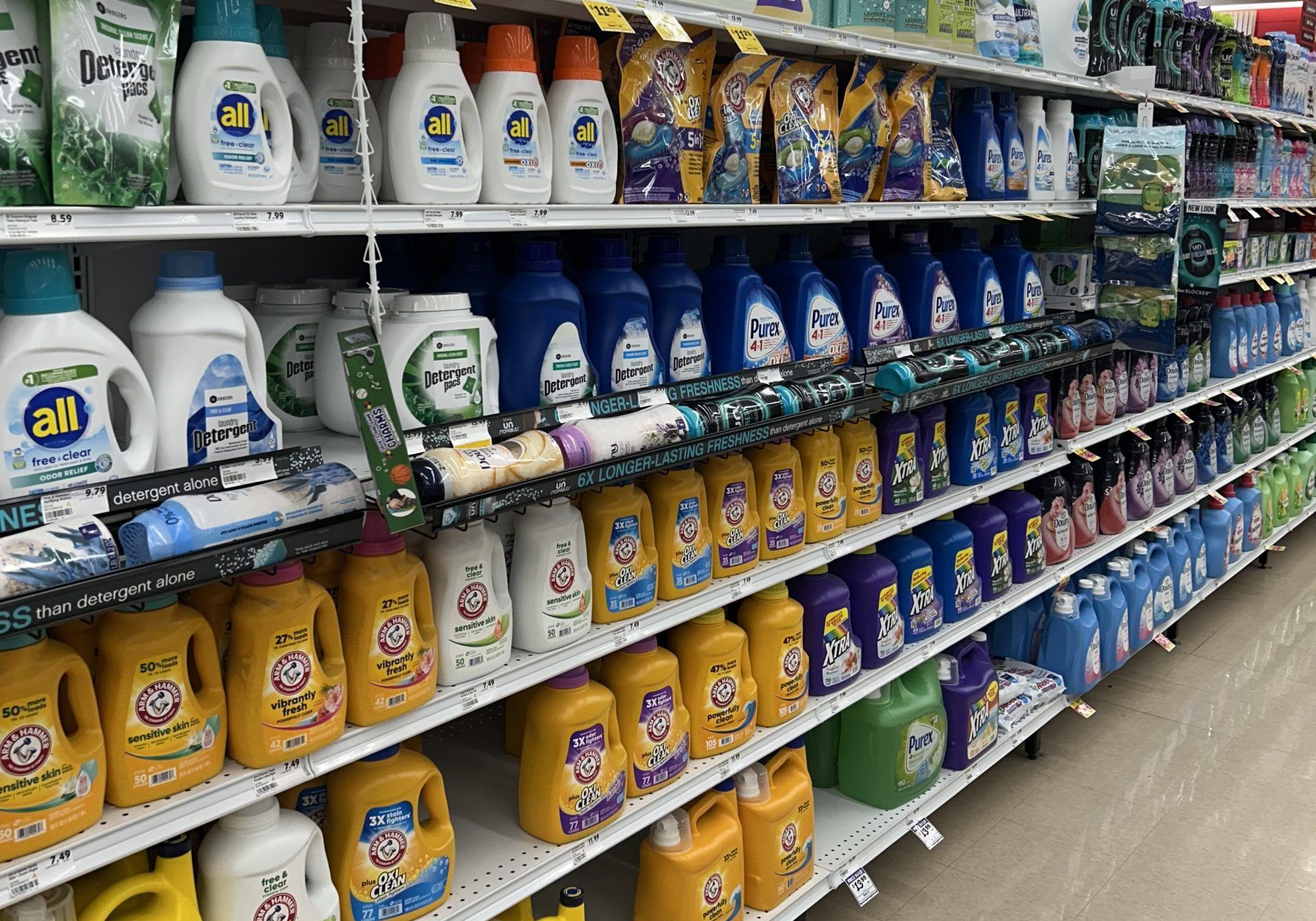 Auf dem Bild ist ein Supermarktregal in Amerika zu sehen, in dem Waschmittel steht.