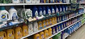 Auf dem Bild ist ein Supermarktregal in Amerika zu sehen, in dem Waschmittel steht.