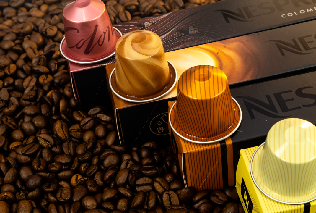 Auf dem Bild sind vier verschiedene Kaffeepods von Nestlé zu sehen.