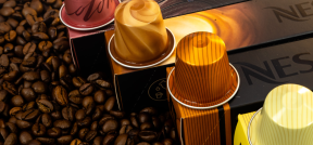 Auf dem Bild sind vier verschiedene Kaffeepods von Nestlé zu sehen.