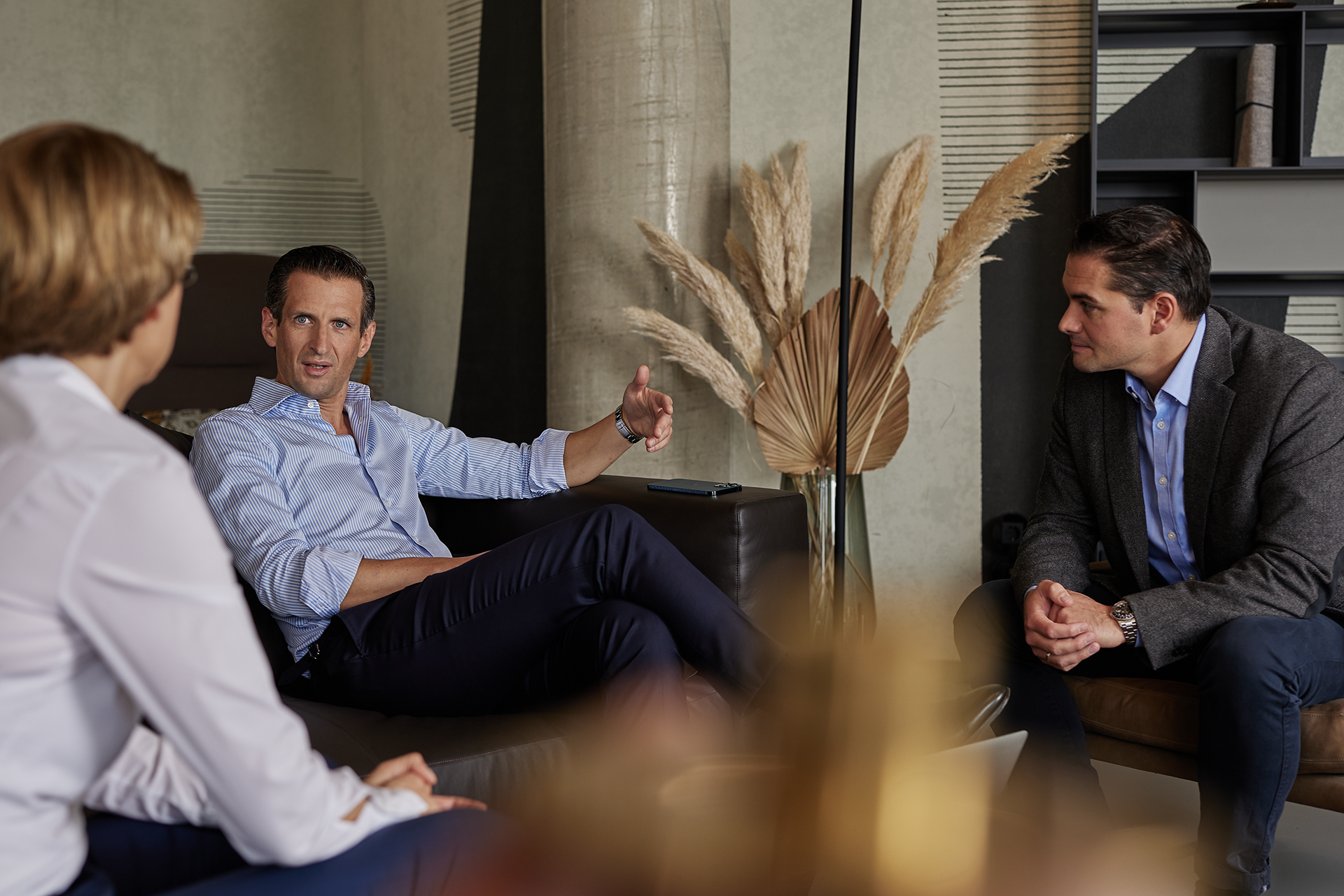 Auf dem Bild sind Dominikus Wagner (Vorstand und Fondsmanager), Sabine Schumann (Vertriebsdirektorin) und Martin Mansi (Investment Committee) zu sehen
