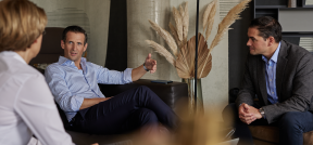 Auf dem Bild sind Dominikus Wagner (Vorstand und Fondsmanager), Sabine Schumann (Vertriebsdirektorin) und Martin Mansi (Investment Committee) zu sehen