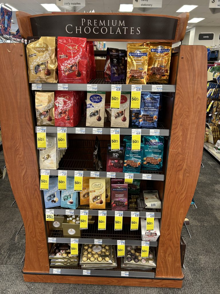 Kopfgondel amerikanischer Supermarkt Das Bild zeigt eine Kopfgondel in einem amerikanischem Supermarkt. In ihr sind Schokosüßigkeiten von Lindt & Sprüngli.