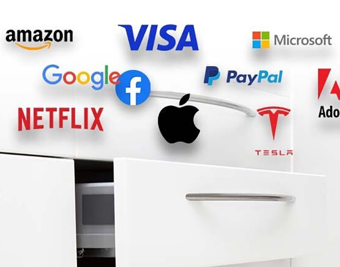 Auf dem Bild sind die Logos verschiedener Techmarken zu sehen; zum Beispiel: Apple, Google, Netflix und mehr.