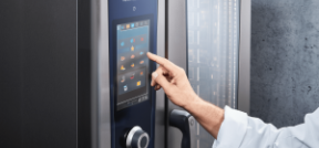 Auf dem Bild ist ein Gargerät von Rational zu sehen.